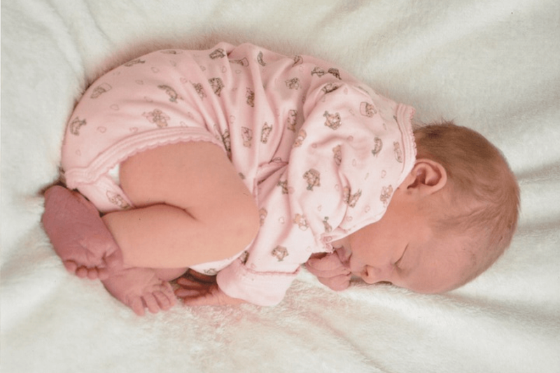 Позы сна для новорожденных. Поза младенца во сне. Новорожденный на боку. Можно новорожденным спать на боку
